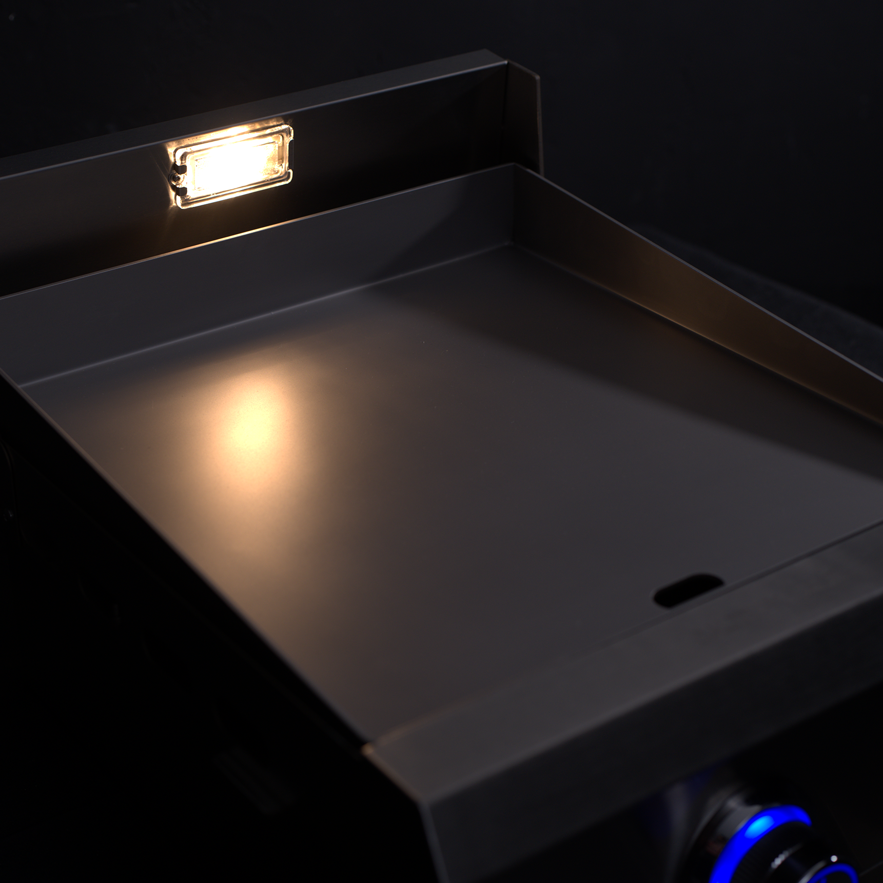 OML40P3 halogen light on at night